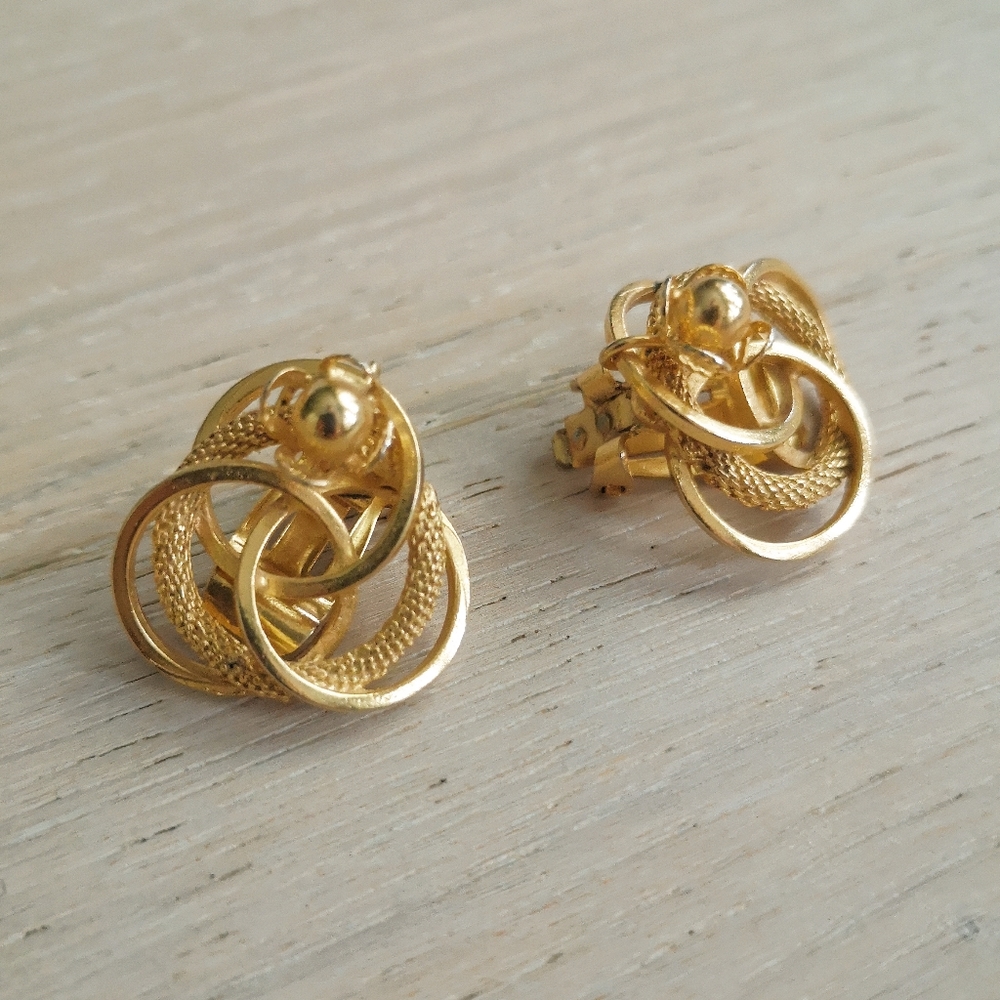 Vtg Clip-on Gold Continental Earrings